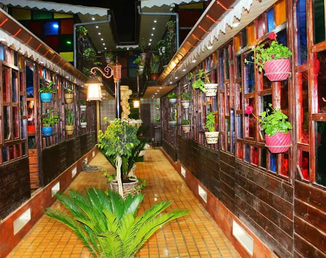 فضای رستوران سنتی گلستان