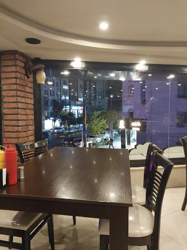 محیط رستوران شاین