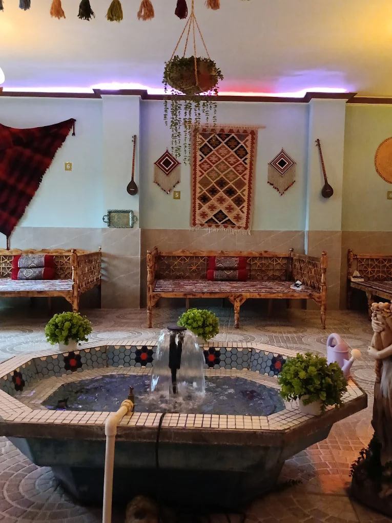 محیط رستوران عمه خانم