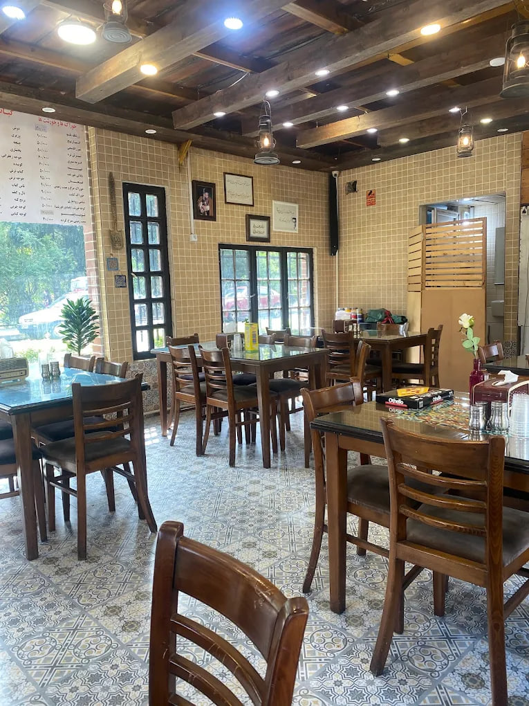 محیط کافه رستوران ماه یار