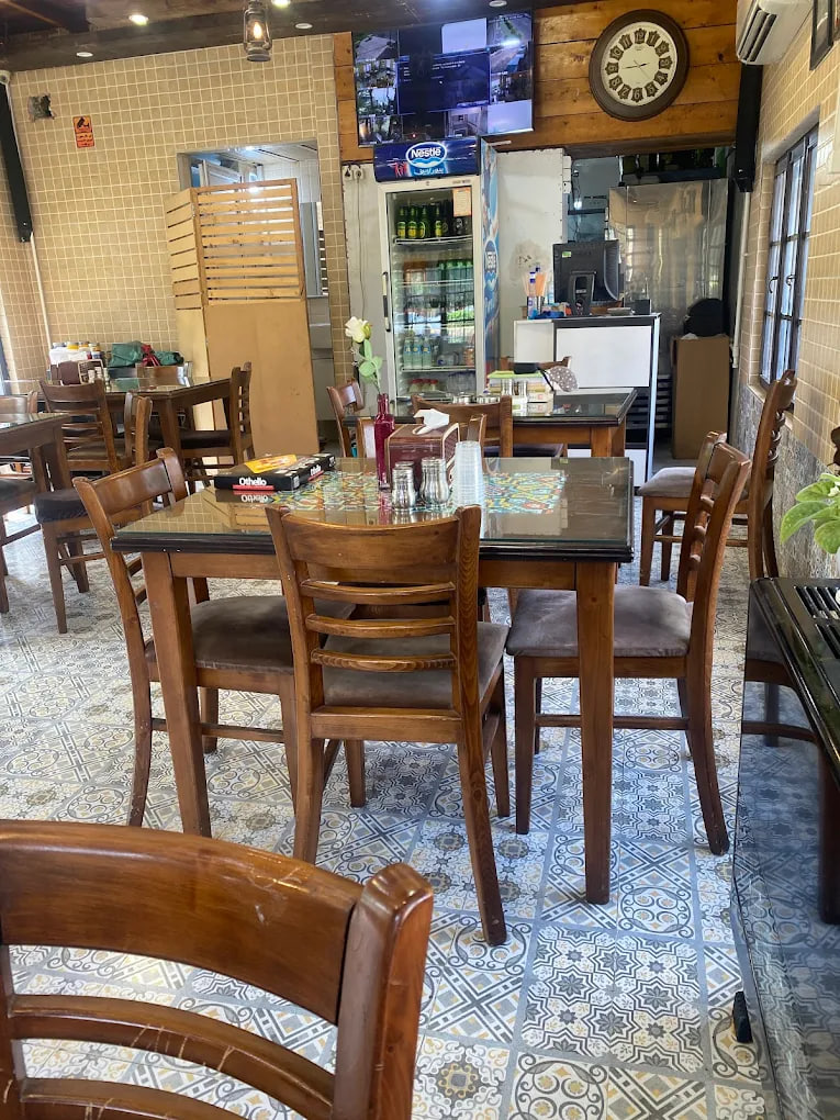 محیط کافه رستوران ماه یار 1