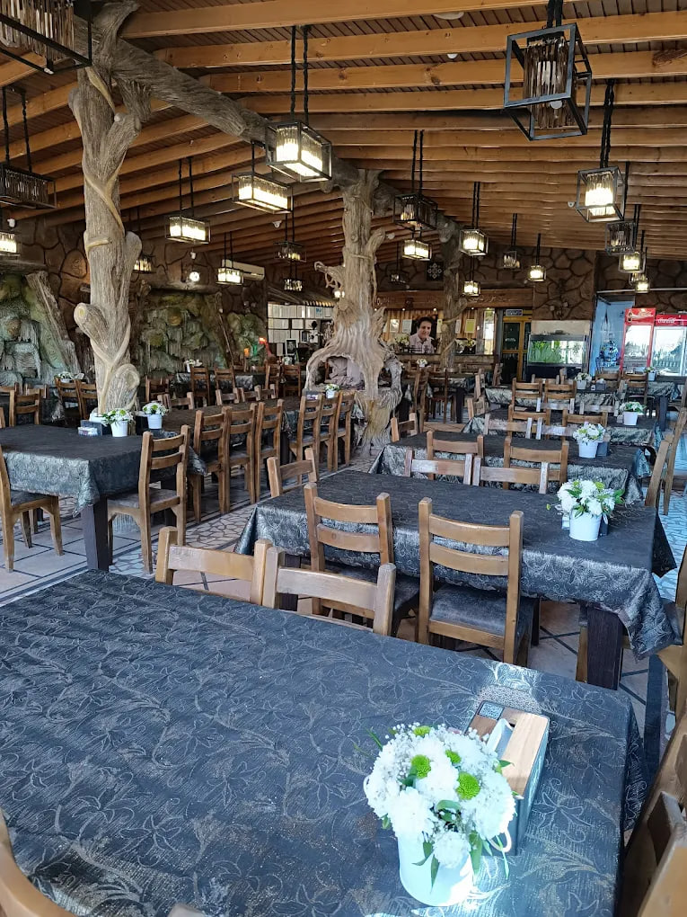 محیط رستوران سنتی مهیار